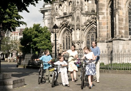 Radfahrer vor dem Aachener Dom, © StädteRegion Aachen Radfahrer vor dem Aachener Dom, © StädteRegion Aachen