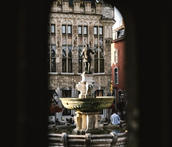 Karlsbrunnen Aachen von Rathaustreppen, © Hannah Gatzweiler