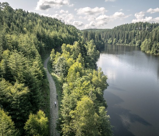 Gravelbiker an Perlenbachtalsperre, © StädteRegion Aachen