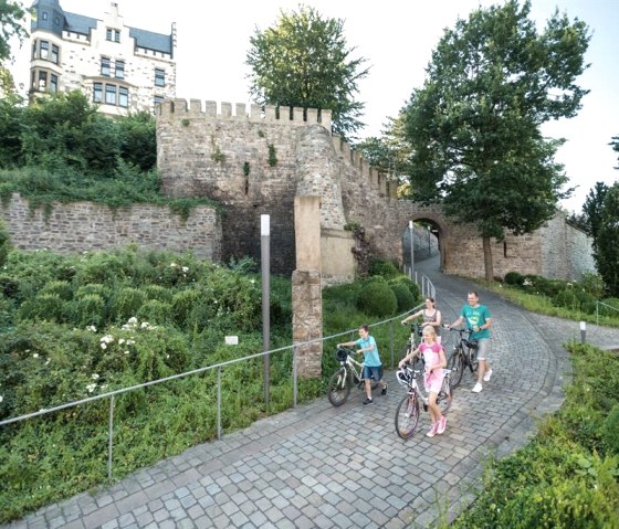 Radfahrer vor der Burg Rode, © Dominik Ketz