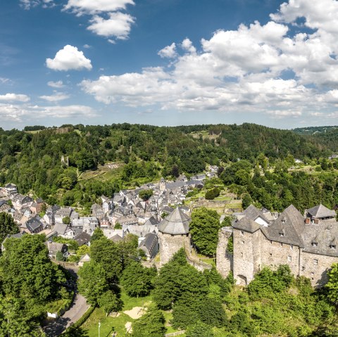 Blick auf Monschau mit Burg, © Eifel Tourismus GmbH, Dominik Ketz