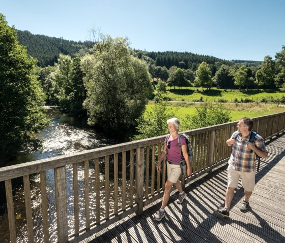 Wanderer auf der Rurbrücke, © StädteRegion Aachen