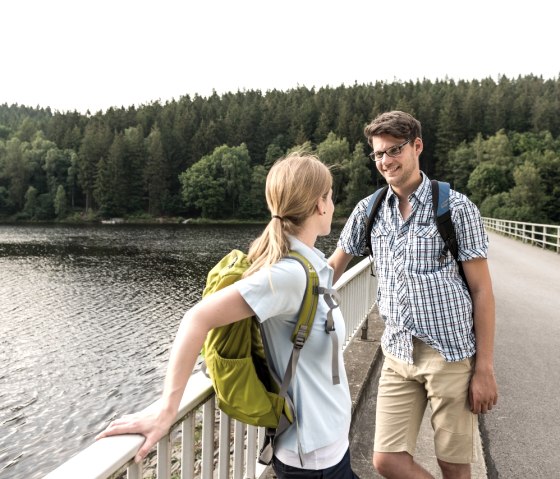 Wanderer an der Kalltalsperre, © StädteRegion Aachen