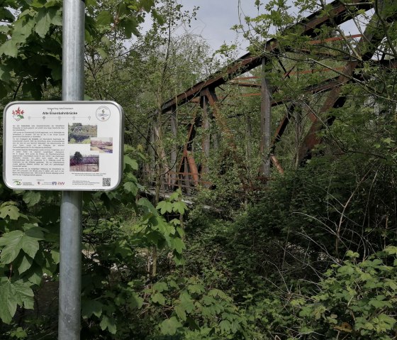 Tafel an der alten Eisenbahnbrücke, © NaturFreunde NRW