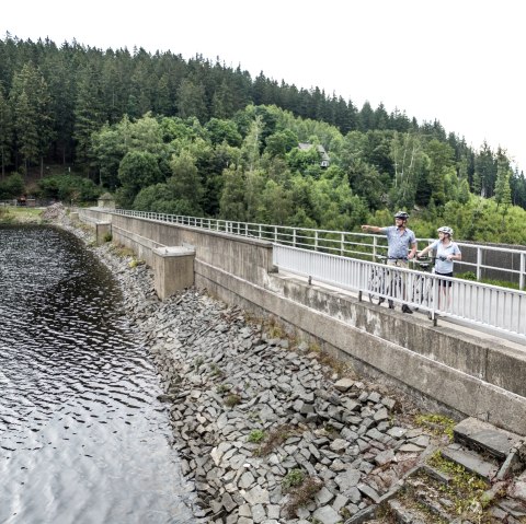 Cyclist at Kalltalsperre dam, © StädteRegion Aachen