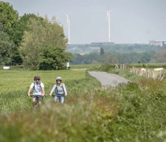 Radweg durch Landschaft bei Orsbach, © Eifel Tourismus GmbH