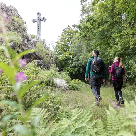 Wanderer beim Kreuz am Venn, © Eifel Tourismus GmbH, AR - shapefruit AG