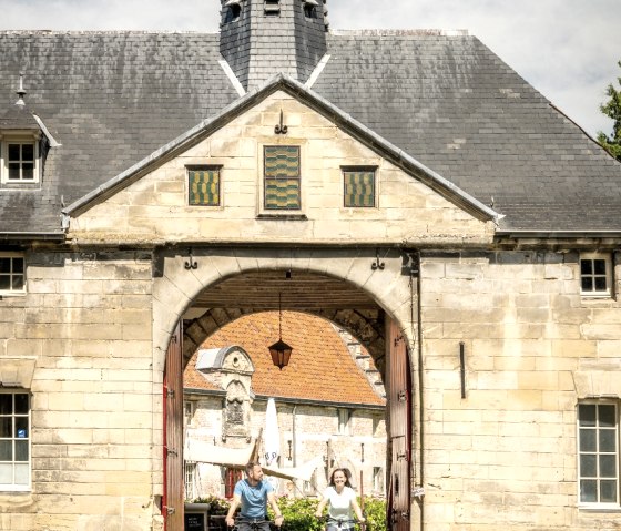 Radfahren entlang des Kasteel Schaloen, © StädteRegion Aachen