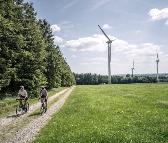 Gravelbiker vor Windrädern, © StädteRegion Aachen