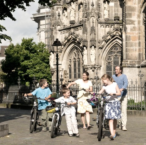 Radfahrer vor dem Aachener Dom, © StädteRegion Aachen