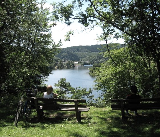 Mit Fahrrad oder zu Fuß am See vorbei, © Ewert