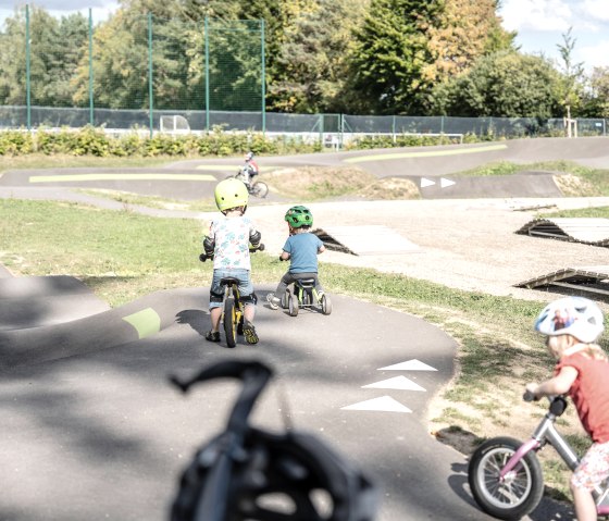 Kinder auf dem Pumptrack, © Dennis Stratmann