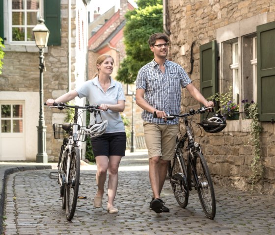 Radfahrer in der Historischen Altstadt von Stolberg, © StädteRegion Aachen