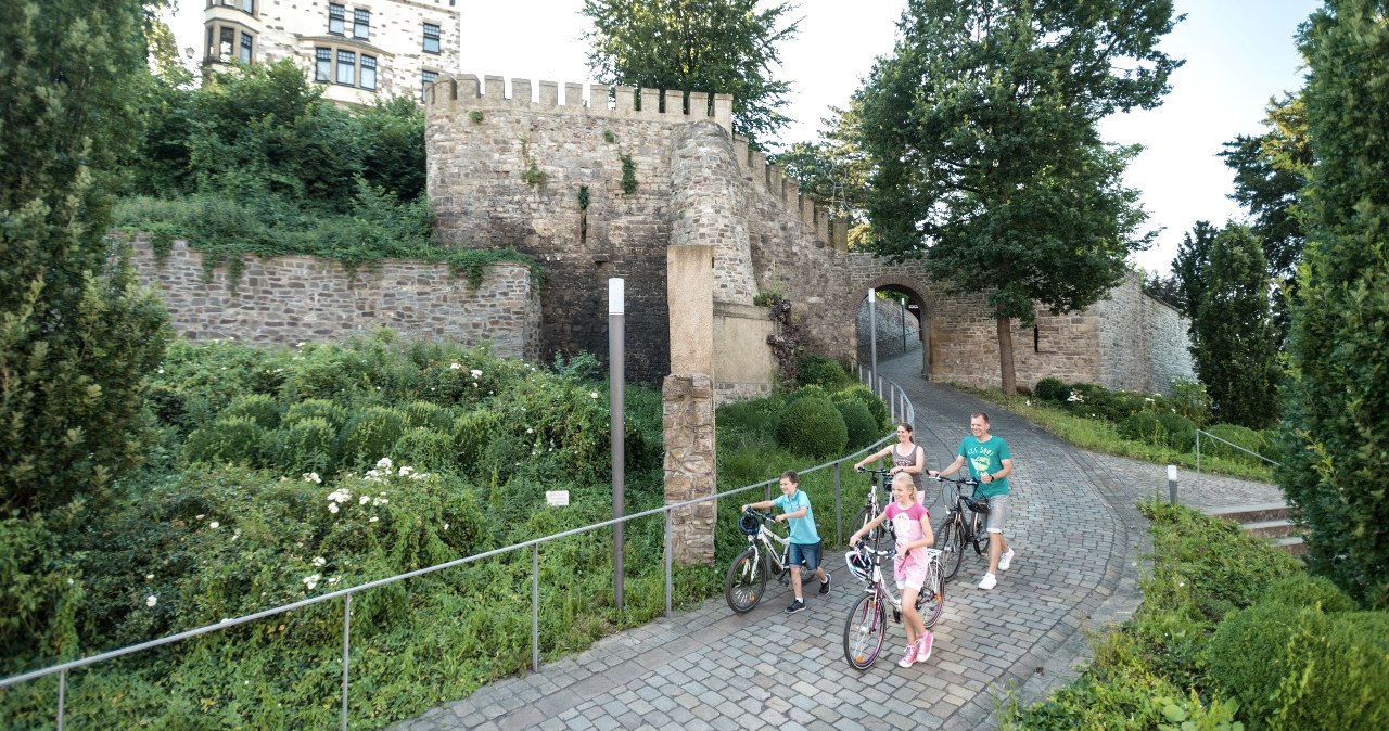 Radfahrer an der Burg Rode, © StädteRegion Aachen