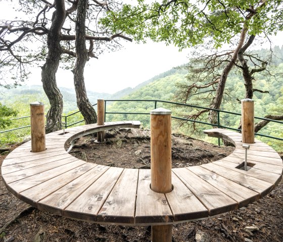 Hufeisenbank am Eifel-Blick Perdsley, © Eifel Tourismus GmbH, Dominik Ketz