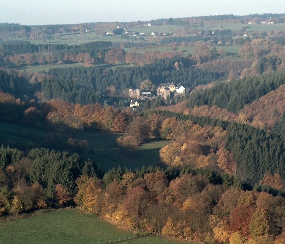 Blick über das Rurtal mit Monschauer Burg, © Bernd Läufer