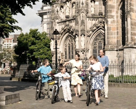 Radfahrer in der historischen Altstadt von Aachen, © StädteRegion Aachen