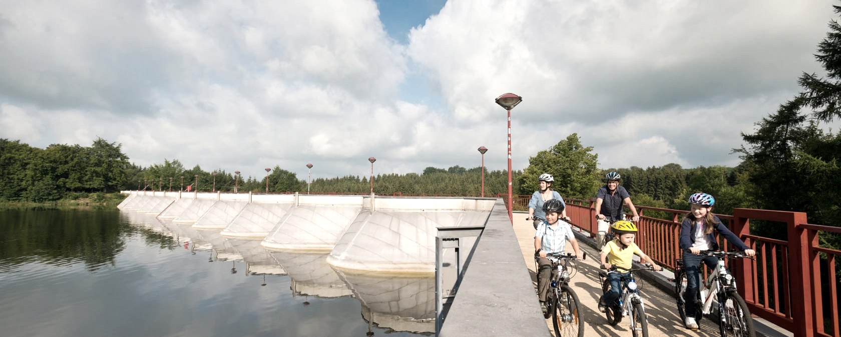 Radfahrer am See in Bütgenbach, © vennbahn.eu