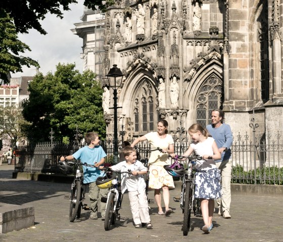 Radfahrer vor dem Aachener Dom, © StädteRegion Aachen