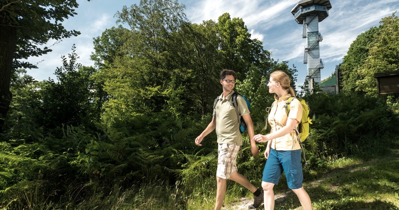 Wanderer am Aussichtsturm Dreiländerpunkt, © StädteRegion Aachen