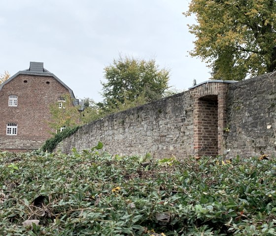 Stadtmauer mit altem Pastorat im Hintergrund, © StädteRegion Aachen