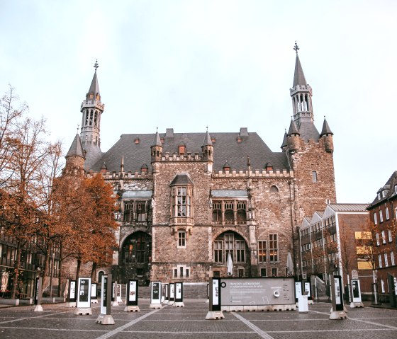 Rathaus mit Katschhof im Herbst, © aachen tourist service e.v. / Strunk