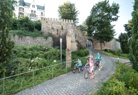 Radfahrer an der Burg Rode, © StädteRegion Aachen