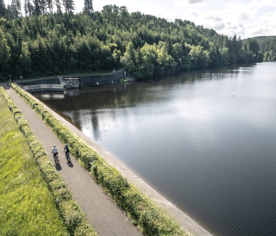 Gravelbiker an Perlenbachtalsperre, © StädteRegion Aachen