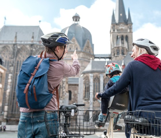 Radfahrer vor Aachener Dom, © StädteRegion Aachen