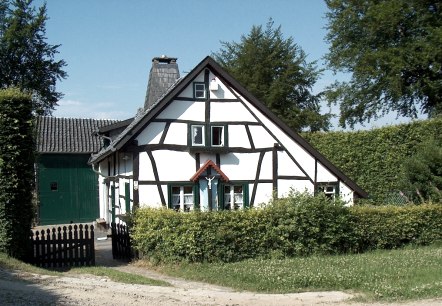 von prächtigen Schutzhecken umgebenes Fachwerkhaus, © StädteRegion Aachen