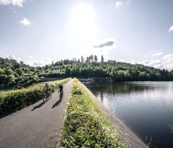 Gravelbiker an Perlenbachtalsperre, © StädteRegion Aachen