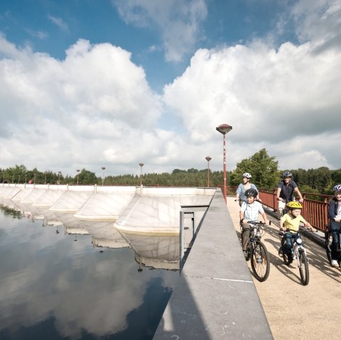 Radfahrer am See in Bütgenbach, © vennbahn.eu