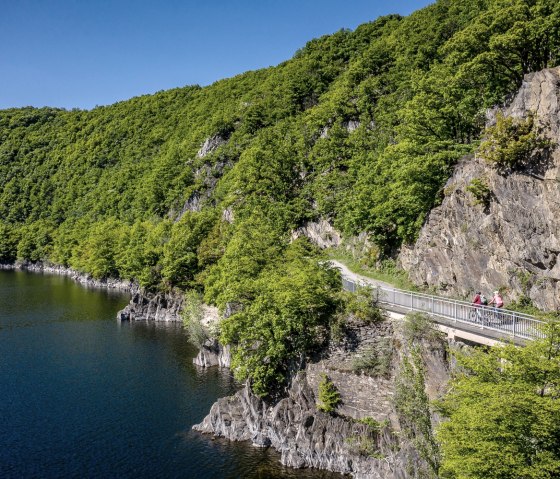 mit dem Rad entlang des Rursees, © StädteRegion Aachen