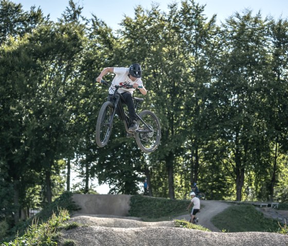 Stunt mit dem Mountainbike, © Eifel Tourismus GmbH, Dennis Stratmann