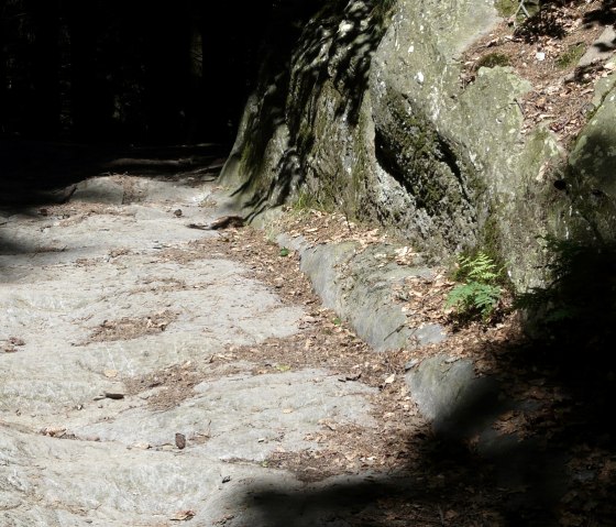 Uralter Weg durch Fuhrwerke in den Stein gepresst, © Bernd Läufer