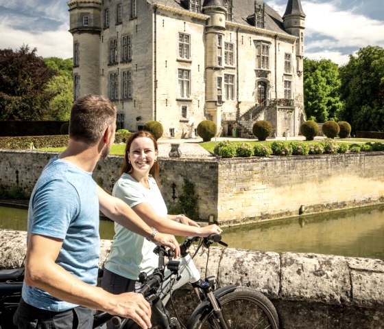 Radfahren mit Blick auf das Kasteel Schaloen, © StädteRegion Aachen