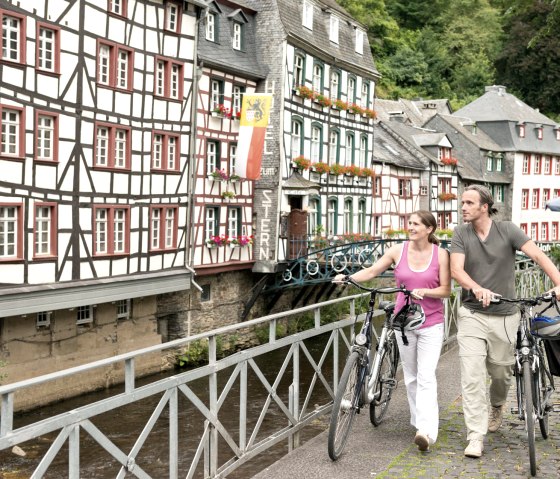 The Eifel-Höhen-Route cycle path leads through the old town of Monscahu, © vennbahn.eu