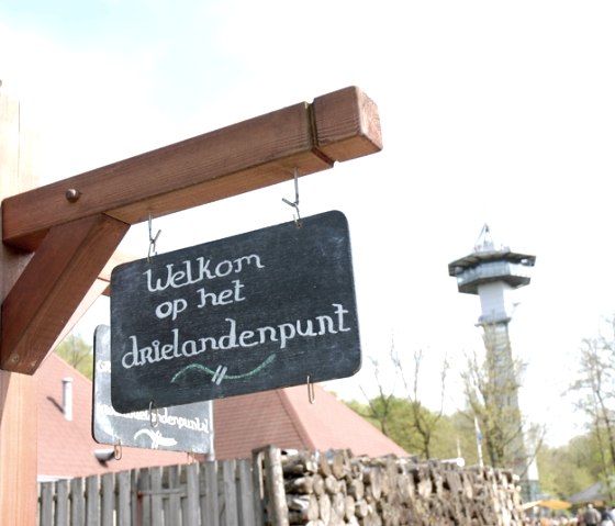 Dreiländerpunkt: Blick aus den Niederlanden zum belgischen Baudointurm, © Andrea Borowski