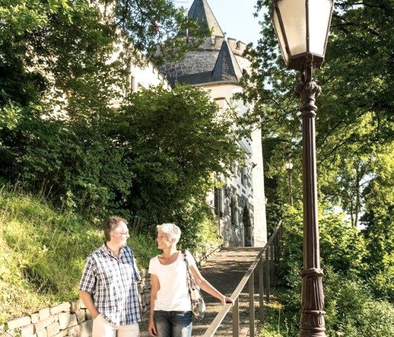 Wanderer vor der Burg Rode, © Dominik Ketz