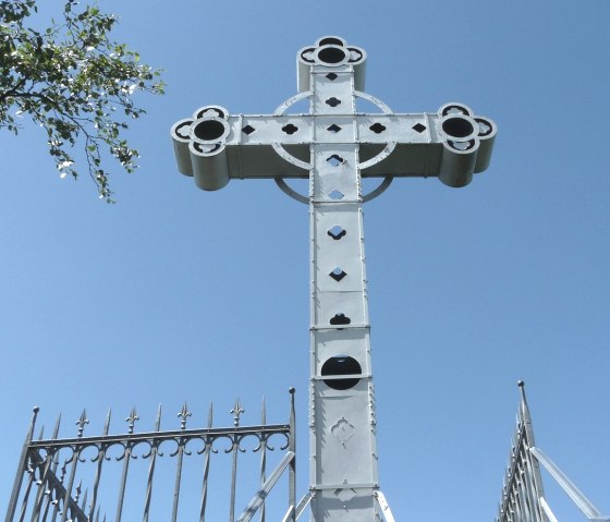 Richelsley mit dem sechs Meter hohen, 1890 errichteten „Kreuz im Venn“., © Bernd Läufer