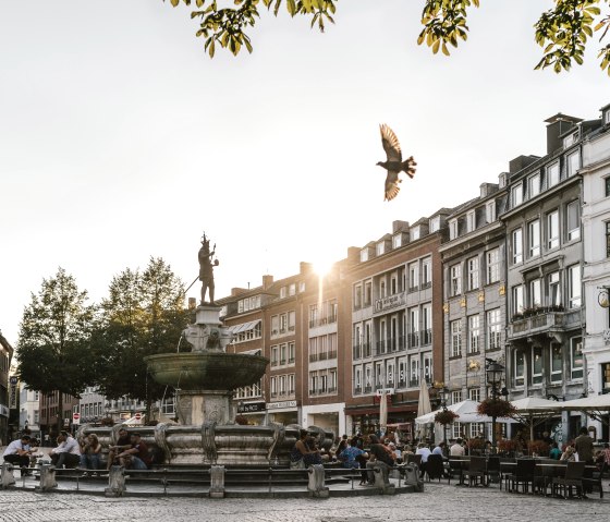 Marktplatz Aachen mit Karlsbrunnen, © Hannah Gatzweiler