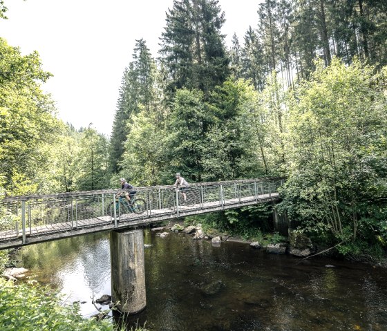 Gravelbiker Rur bei Monschau, © StädteRegion Aachen