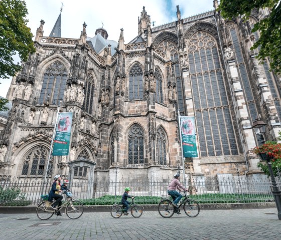 Radfahrer vor Aachener Dom, © StädteRegion Aachen