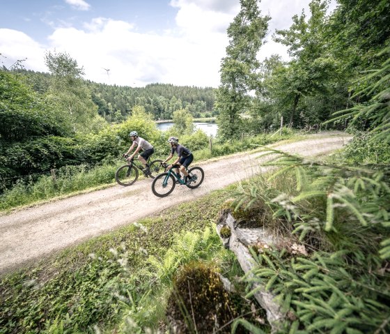 Gravelbiker an Kalltalsperre, © StädteRegion Aachen