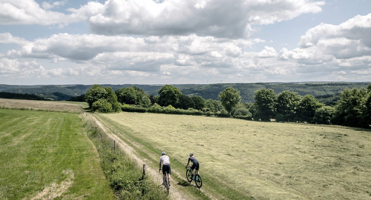 Gravelbiker in Eifellandschaft, © StädteRegion Aachen