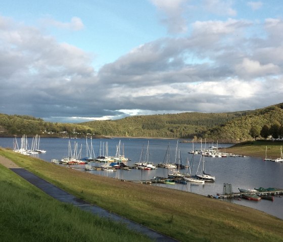 Segelboote vor Woffelsbach, © StädteRegion Aachen