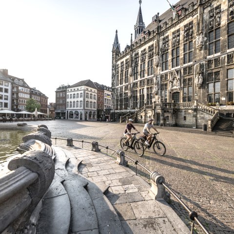 Rathaus und Karlsbrunnen, © Städteregion Aachen; Foto: Dennis Stratmann