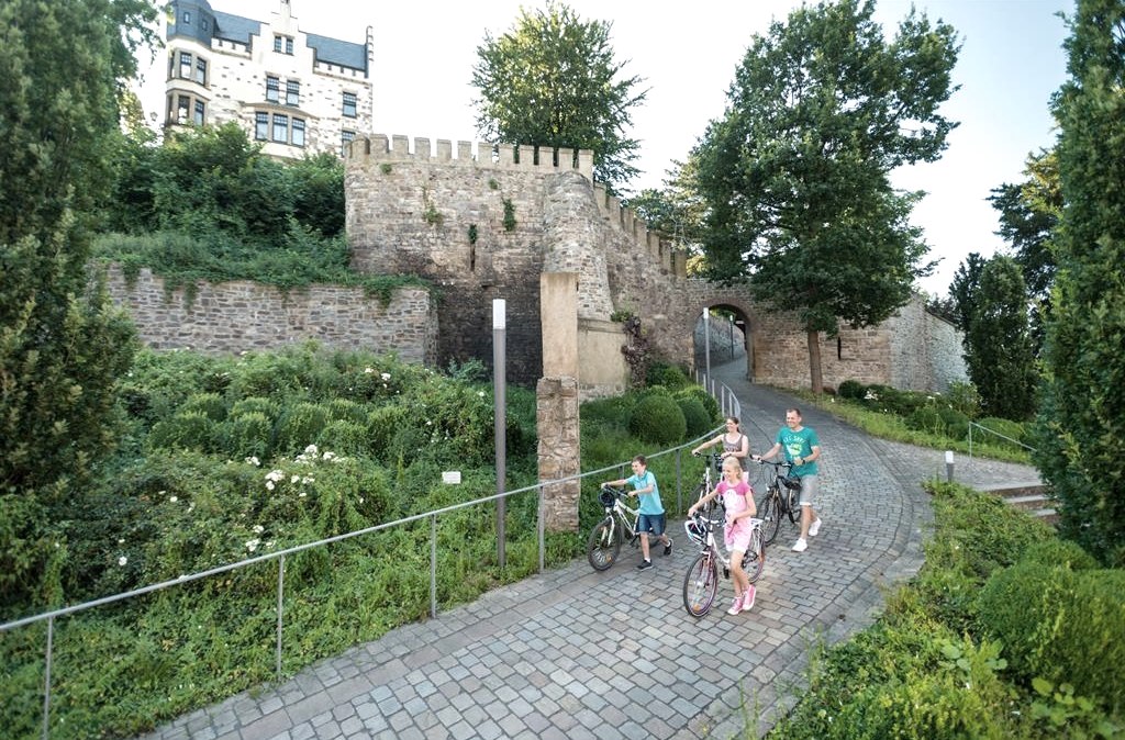 Radfahrer vor der Burg Rode, © Dominik Ketz