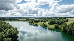 Blick auf den Freilinger See, © Eifel Tourismus GmbH, Dennis Startmann-gefördert durch REACT-EU