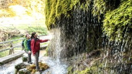 Refreshment at the Dreimühlen waterfall on the Eifelsteig trail, © Eifel Tourismus GmbH, D. Ketz